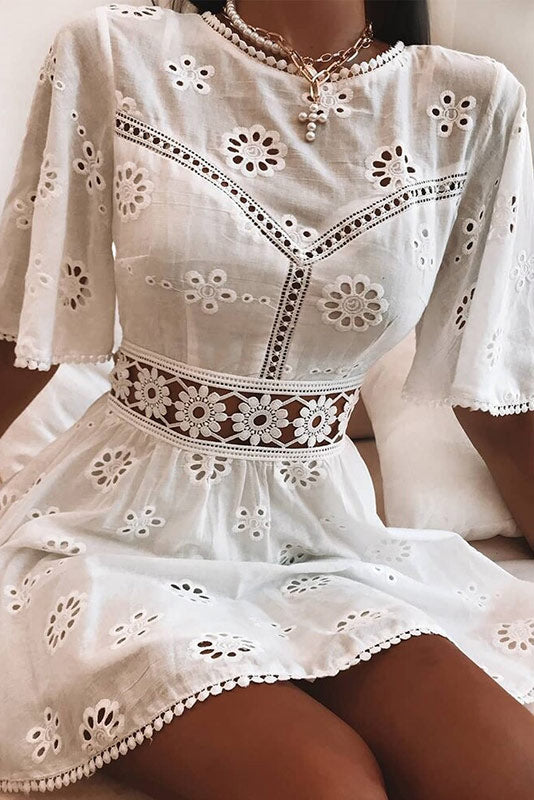 <div>Noor | Abito boho corto bianco Ibiza per un look estivo alla moda</div>