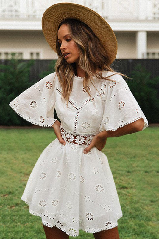 <div>Noor | Abito boho corto bianco Ibiza per un look estivo alla moda</div>