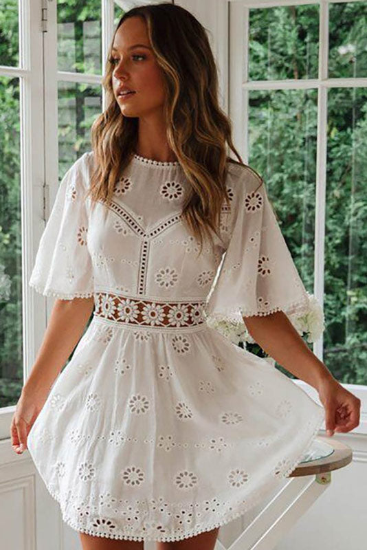 <div>Noor | Abito boho corto bianco Ibiza per un look estivo alla moda</div>