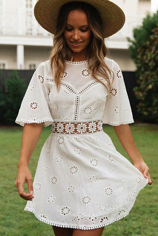 <div>Noor | Abito boho corto bianco Ibiza per un look estivo alla moda</div>