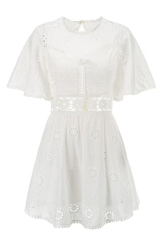 <div>Noor | Abito boho corto bianco Ibiza per un look estivo alla moda</div>