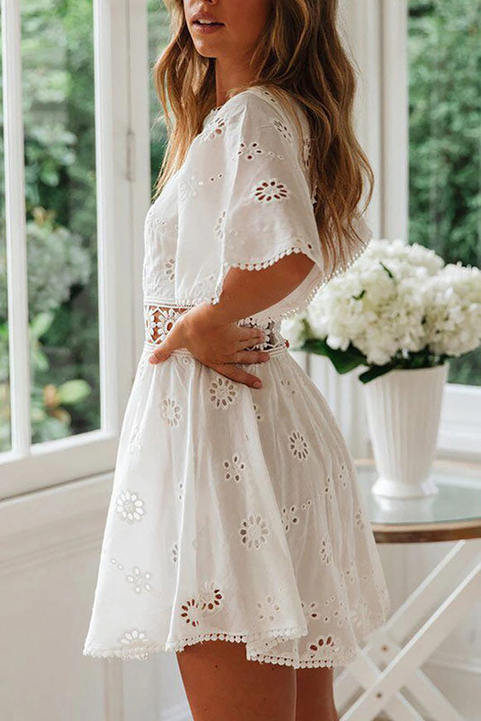 <div>Noor | Abito boho corto bianco Ibiza per un look estivo alla moda</div>